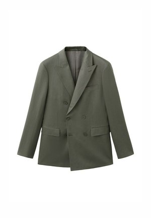 Zielona oliwkowa dwurzędowa marynarka z szpiczastymi klapami, czterema guzikami z przodu, dwoma kieszeniami z klapami oraz jedną kieszenią na piersi z patką.