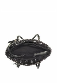 Czarna pleciona torba na ramię z plecionymi skórzanymi ramiączkami, otwartym wierzchem i gładkim czarnym materiałem wewnętrznym. Posiada regulowane sznurki i minimalistyczny design.