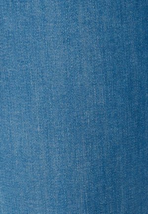 Close-up van blauw denimstof die de diagonale weefstructuur en kleurvariaties toont.