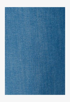 Close-up van blauw denimstof die de diagonale weefstructuur en kleurvariaties toont.