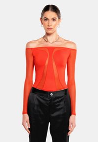 Off-the-shoulder röd bodysuit med genomskinliga paneler, långa ärmar och en figurnära design. Tillsammans med svarta satinsbyxor med knapp framtill.