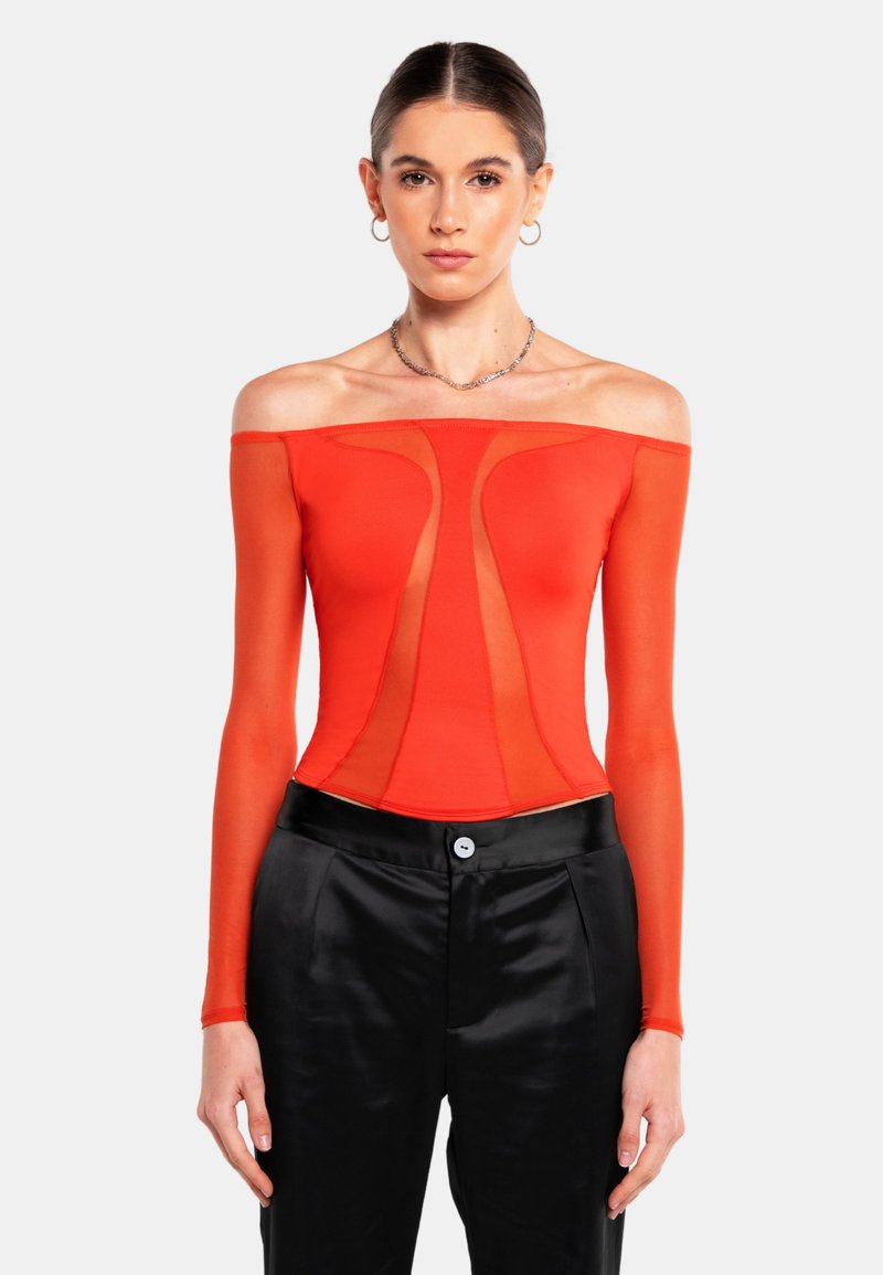 Off-the-shoulder röd bodysuit med genomskinliga paneler, långa ärmar och en figurnära design. Tillsammans med svarta satinsbyxor med knapp framtill.
