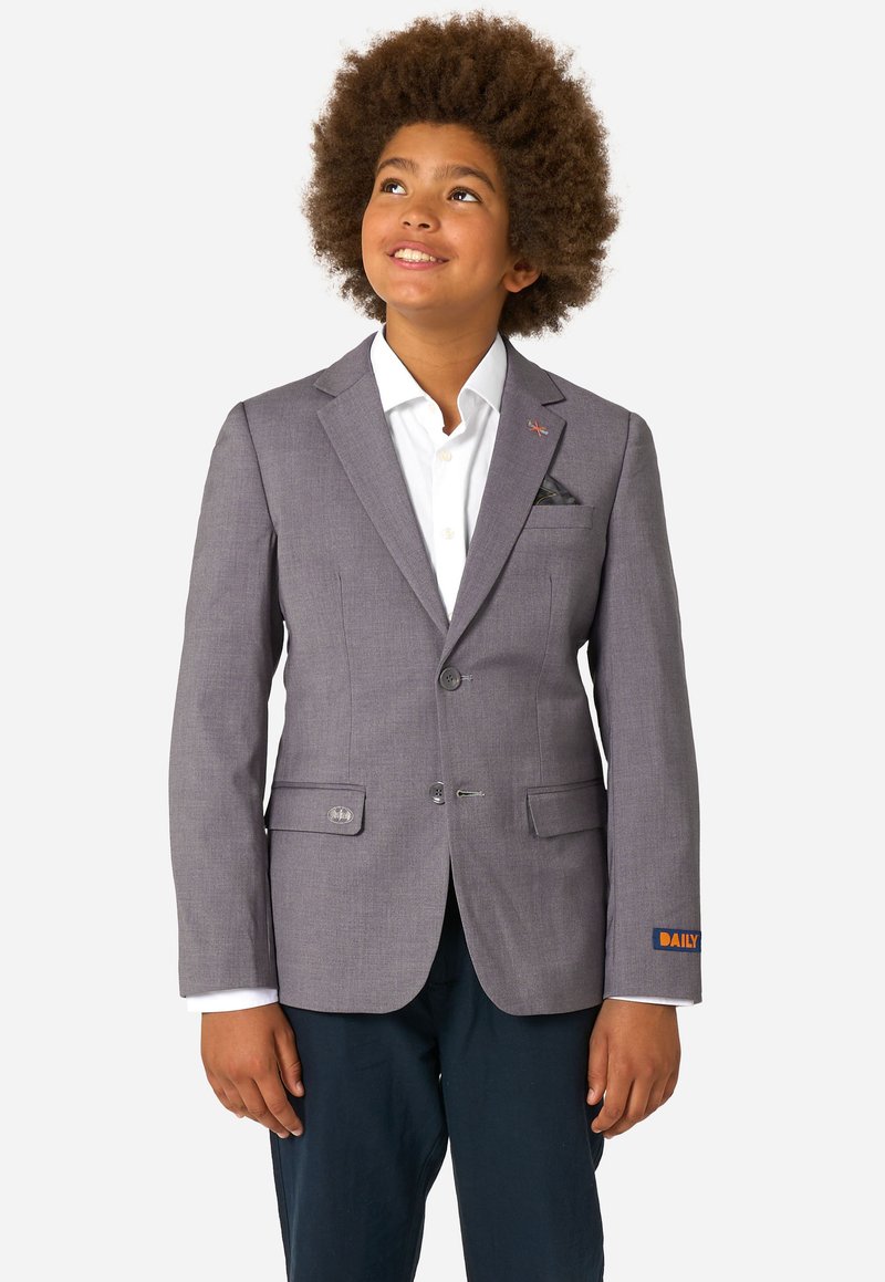 Grauer Blazer mit Kerbkragen, zwei Fronttaschen und zwei Knöpfen. Mit einem Einstecktuch und kontrastierendem orangefarbenem Stickschriftzug "DAILY".