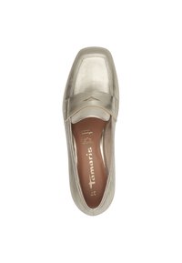 Metalliska guld loafers med fyrkantig tå, framrem detalj och en mjuk textur. Inuti avslöjas varumärket i stiliserad skrift.