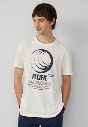 Witte lichte t-shirt met blauwe grafische ontwerp, met de tekst: "PACIFIC KEEP IT FRESH CALIFORNIA," ronde halslijn, korte mouwen.