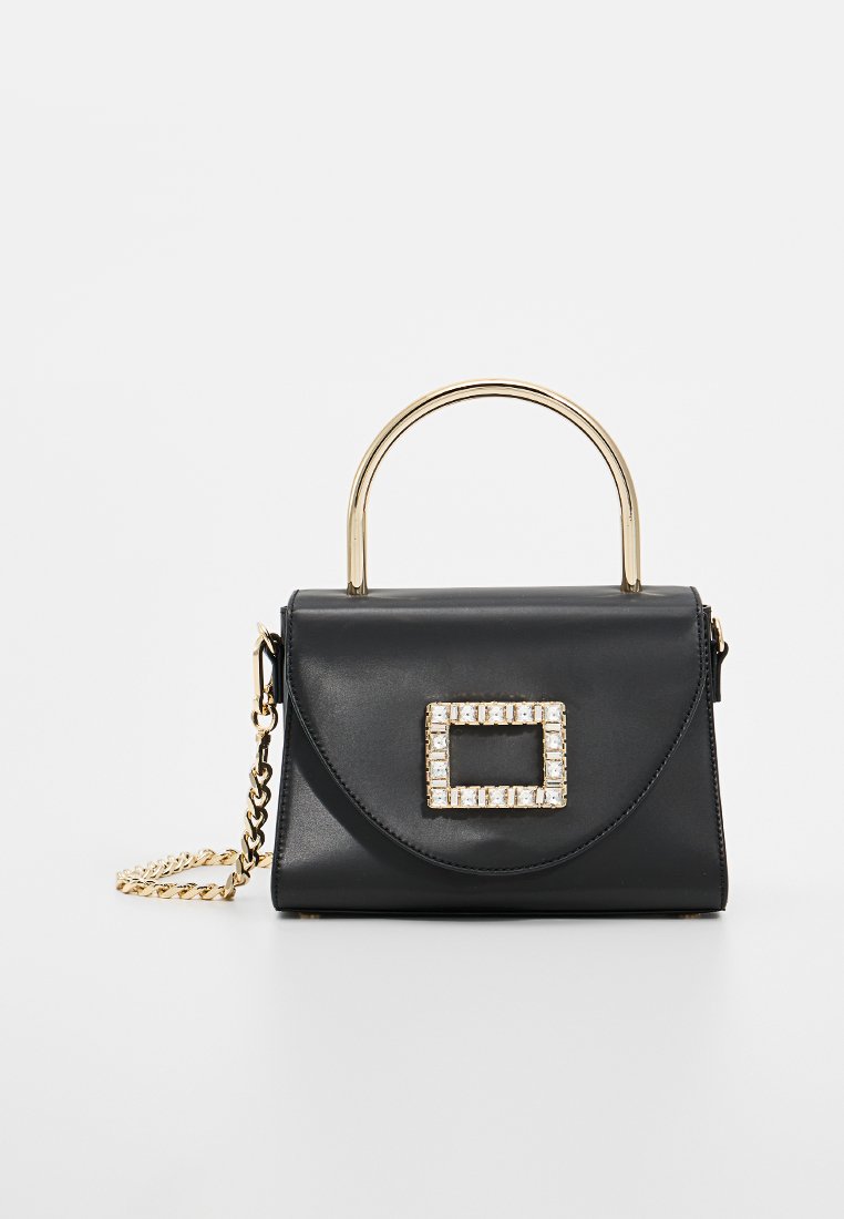 Schwarze Lederhandtasche mit goldfarbener Obergriff, Kettenriemen und einer rechteckigen Kristallschnalle auf der Vorderklappe.