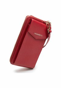 Cartera de cuero roja con acabado texturizado, que presenta un zipper dorado, una correa para la muñeca adjunta y un bolsillo frontal con el nombre de la marca grabado.