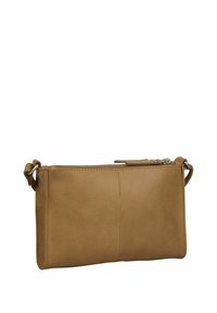Brun læder clutch taske med lynlås lukning, rektangulær form og en knyttet sidehåndtag. Glat overflade og minimalistisk design.