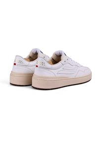 Valged nahast tossud, millel on suurepärane beež tald, tekstureeritud viimistlus, minimalistlik disain ja kullavärvi "MADE IN PORTUGAL" bränding.