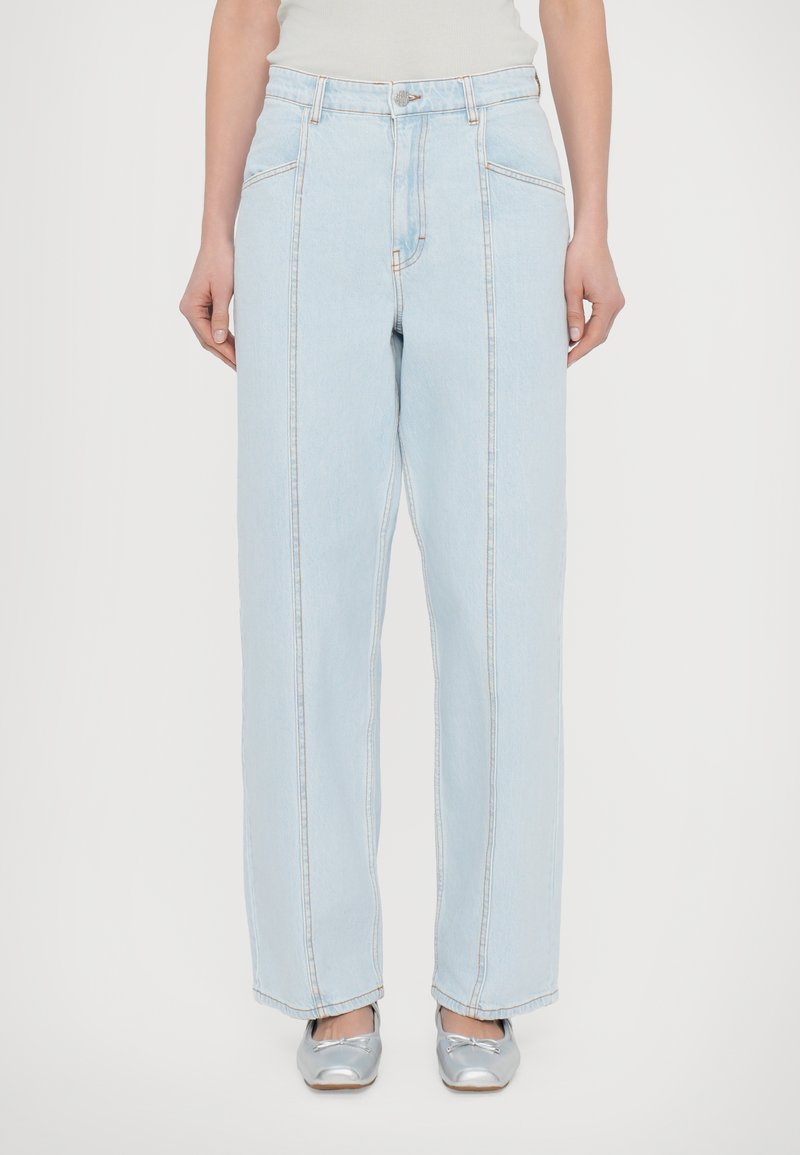 Lyseblå denimjeans med høy midje, rett benkutt, med kontrasterende sømmer og to frontlommer.