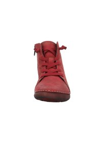 Chaussure de cheville en cuir rouge avec fermeture à lacets, bout rond, accents cousus le long de la semelle et texture lisse.