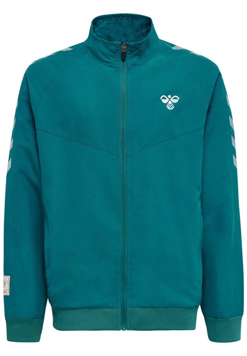 Veste zippée en teal avec un col montant, des poignets et un ourlet côtelés. Présente un logo sur la poitrine et des motifs rayés sur les épaules. Tissu lisse.