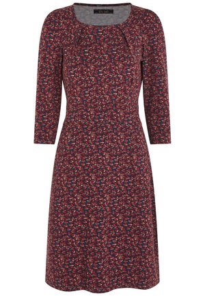 Vestido hasta la rodilla con mangas de tres cuartos, escote redondo y estampado floral rojo sobre fondo oscuro.