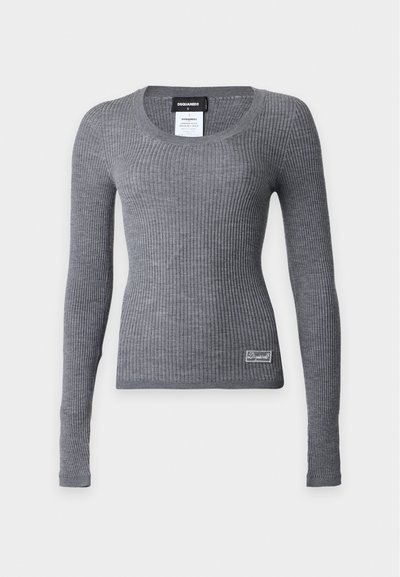 Pull gris côtelé à manches longues, ajusté, avec encolure ronde et petit patch logo près de l’ourlet sur un fond uni.
