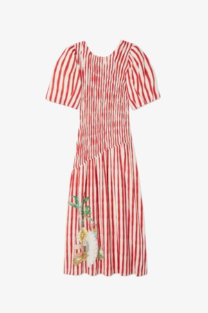 Sarkana un balta svītrainā kleita ar īsām pūkainām piedurknēm. Iekļauj savāktas tekstūras elementus un koši ziedu un ventilatora drukas rakstu uz svārku.