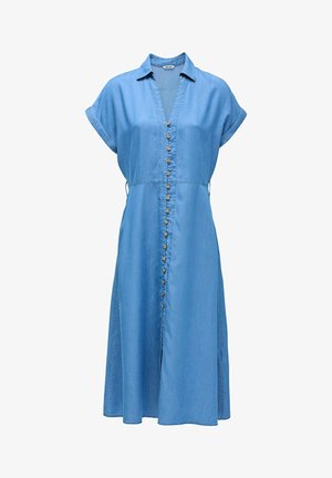 Robe en denim avec col chemise, manches courtes et fermeture à boutons sur le devant. Couleur bleu clair, longueur au genou et design cintré.