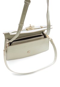 Bolso de mano de cuero sintético verde con textura de cocodrilo, herrajes dorados, correa para el hombro, broche superior y varios compartimentos interiores. Diseño estructurado.