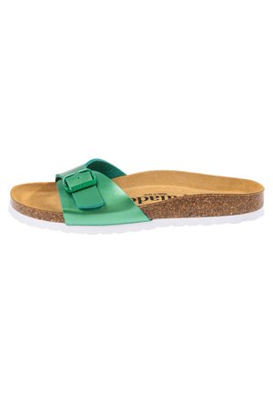 Zielony skórzany sandał na płaskiej podeszwie z ozdobną klamrą, korkową wkładką i białą gumową podeszwą. Gładka tekstura i minimalistyczny design.