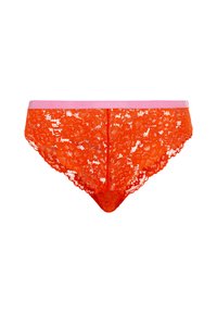 Rode kantenslipjes met een bloemenpatroon, voorzien van een gladde roze tailleband en geschulpte randen voor extra detail.