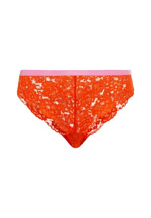 Rode kantenslipjes met een bloemenpatroon, voorzien van een gladde roze tailleband en geschulpte randen voor extra detail.