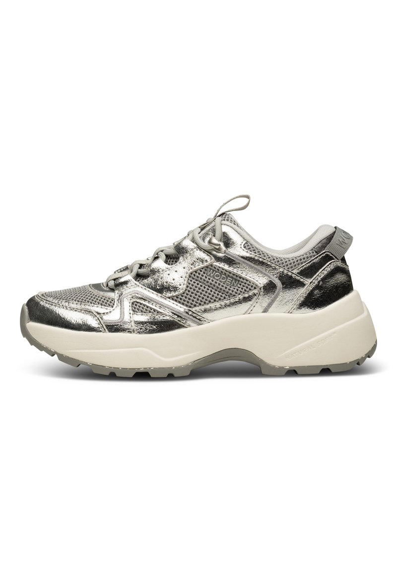 Metallisk silverfärgad sneaker med nät och syntetiska överlager, gummisole, vadderad krage och texturerade detaljer. Snörning för säker passform.