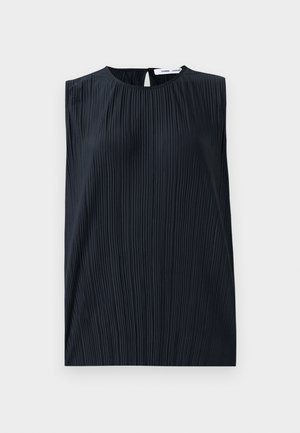 Haut sans manches noir avec un col rond et un dos en trou de serrure. Présente des plis verticaux pour ajouter de la texture. Tissu lisse avec un léger éclat.