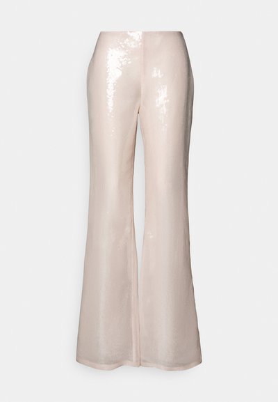 Pantaloni svasati imbottiti di paillettes in rosa chiaro. Texture liscia con una superficie scintillante. Presentano una vita aderente e gambe larghe.