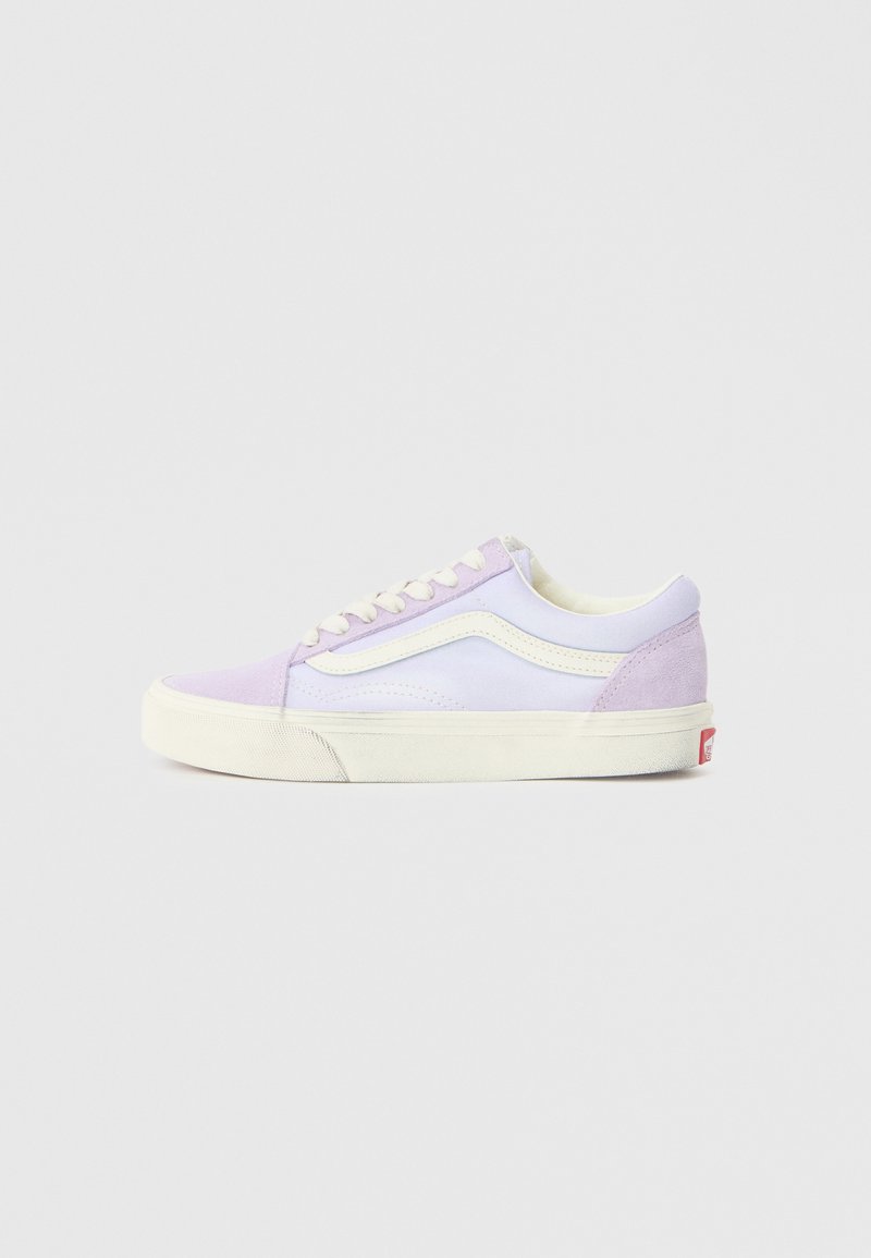 Ténis Vans com uma combinação de cores lavanda e branca, materiais em camurça e lona, atacadores planos e um design clássico de cano baixo.