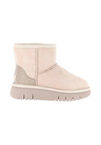 Stivaletto corto con tomaia in morbido suede rosa, pannello laterale testurizzato, suola panna e design minimalista senza hardware visibile.