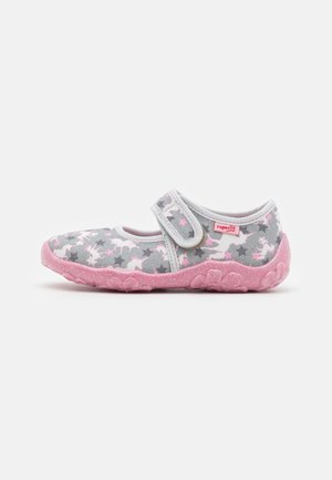 Chaussure Mary Jane pour enfants en gris avec des motifs d'étoiles roses et de licornes, semelle en caoutchouc rose et sangle ajustable à velcro.