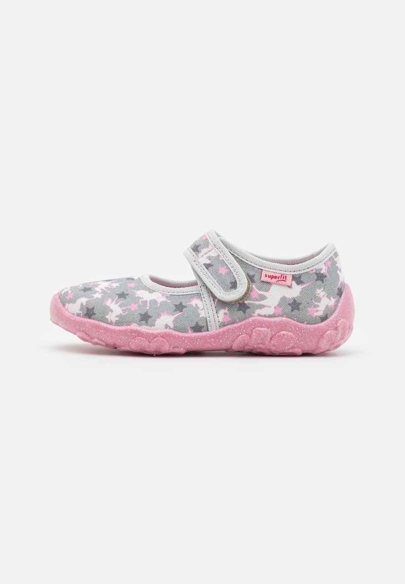 Chaussure Mary Jane pour enfants en gris avec des motifs d'étoiles roses et de licornes, semelle en caoutchouc rose et sangle ajustable à velcro.