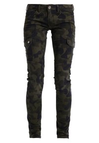 Tmavě zelené maskáčové cargo kalhoty vyrobené z bavlny s přiléhavým střihem, vybavené několika postranními kapsami a zapínáním na zip.