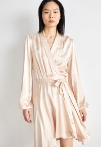 Cras LAURA DRESS - Koktélruha / Partiruha - champagne white