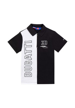 Polo a manica corta divisa in bianco e nero con scritta "BUGATTI" sul lato bianco e logo con sagoma di auto sul lato nero, colletto con zip frontale.