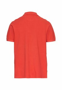 Rød kortærmet polo t-shirt lavet af bomuld. Har en klassisk krave, ensfarvet og en lige kant med subtile syningsdetaljer.