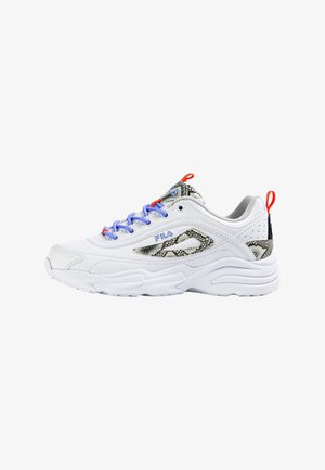 Biały sneaker FILA z masywną podeszwą, niebieskimi sznurowadłami, akcentami ze wzorem węża oraz czerwonymi pętlami na języku i pięcie, pokazany z profilu.