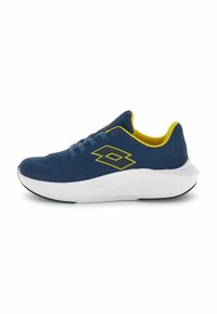 Tenis de sport albastru cu partea superioară din plasă, accente galbene și logo. Are o talpă albă cu amortizare și un design cu vârf rotunjit.