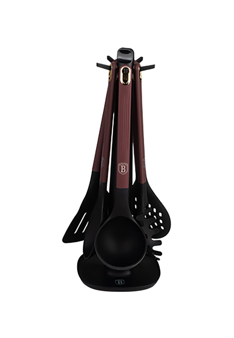 Set aus fünf Küchenutensilien mit burgunderfarbenen Silikongriffen und schwarzen Nylonenden, auf einem schwarzen Ständer präsentiert. Glatte Oberfläche, ergonomisches Design.