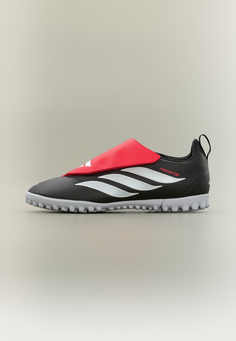 Αθλητικό παπούτσι ποδοσφαίρου Adidas Predator σε ασπρόμαυρο, με κόκκινη επικάλυψη και γκρι σόλα με τρούκς, εμφανιζόμενο σε προφίλ πλευρικής όψης σε ουδέτερο φόντο.