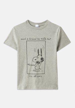 T-shirt de algodão cinza com um desenho de um cachorro de cartoon segurando um telefone, com o texto "precisas de um amigo para conversar? Estou todo ouvidos."