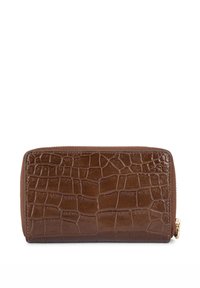 Portefeuille en cuir brun avec motif crocodile et fermeture éclair. Surface texturée avec une finition lisse. Détail en métal doré sur la fermeture éclair.