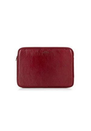Czerwony skórzany etui na laptopa o gładkiej teksturze, prostokątnym kształcie i zamknięciu na zamek. Posiada wytłoczone logo na środku.