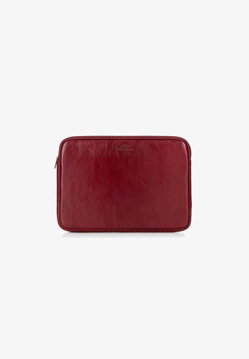 Czerwony skórzany etui na laptopa o gładkiej teksturze, prostokątnym kształcie i zamknięciu na zamek. Posiada wytłoczone logo na środku.