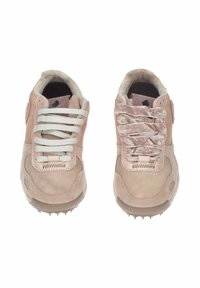 Sneaker in suede color nocciola con design testurizzato; la scarpa sinistra presenta lacci bianchi, la scarpa destra ha lacci in tessuto rosa stropicciato e un collare imbottito.