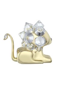 Figura di leone color oro adornata con accenti di cristallo trasparente e multifacciale sulla criniera, dotata di una coda curva e dettagliati tratti facciali.