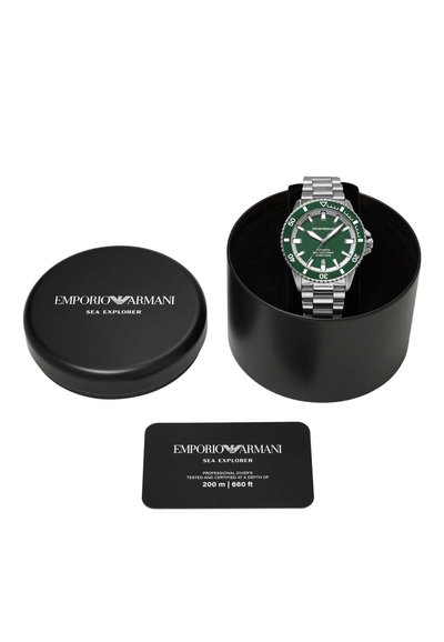 Zegarek Emporio Armani Sea Explorer w czarnej okrągłej kopercie. Posiada zieloną tarczę, srebrną stalową bransoletę oraz dołączoną kartę certyfikacyjną dla nurków.