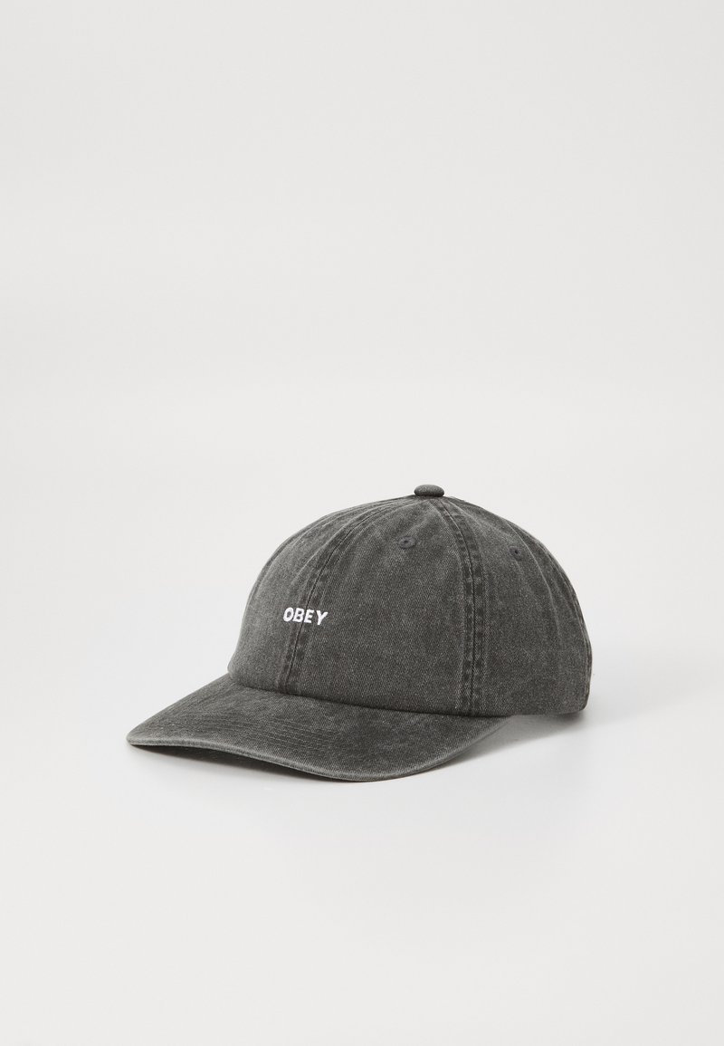 Căciulă din denim negru cu o margine curbă, având brodat în alb "OBEY". Design clasic cu șase panouri, dotată cu buton superior și orificii de ventilație.