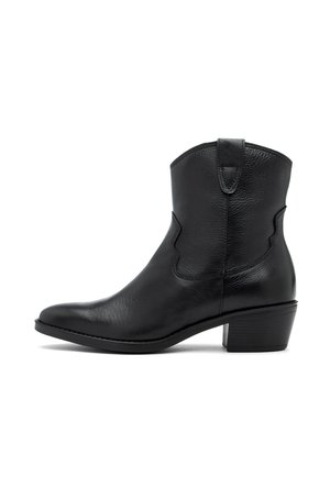 Stivale da cowboy in pelle nera con punta affusolata, dettagli cuciti discreti, tacco di media altezza e una linguetta nella parte superiore per indossarlo facilmente.