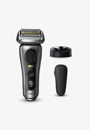 Elektrischer Rasierer mit Digitalanzeige, die "9" zeigt, Ladestation und schwarzem Reisverschlussetui auf weißem Hintergrund.