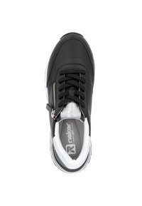 Svarta sneakers med en slät läderöverdel, svarta snören, en sidodragkedja och en vit gummisula med tunna svarta ränder. Inuti finns en vadderad innersula.
